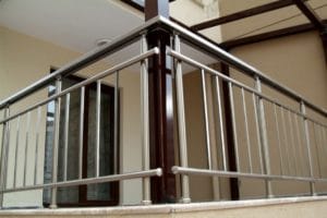 алуминиев парапет вертикални струни