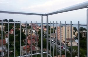 алуминиев парапет, вертикални струни